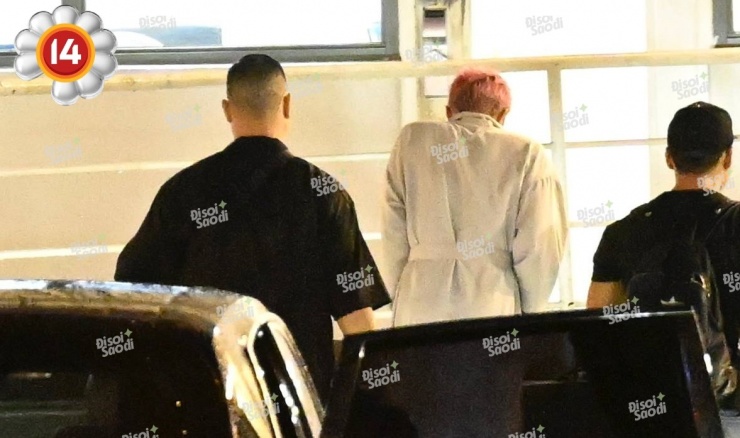 Sau khi biểu diễn với cơn mưa vô cùng nặng hạt ở sân vận động Mỹ Đình,&nbsp;G-Dragon trở về khách sạn với dáng vé co rúm, khép nép