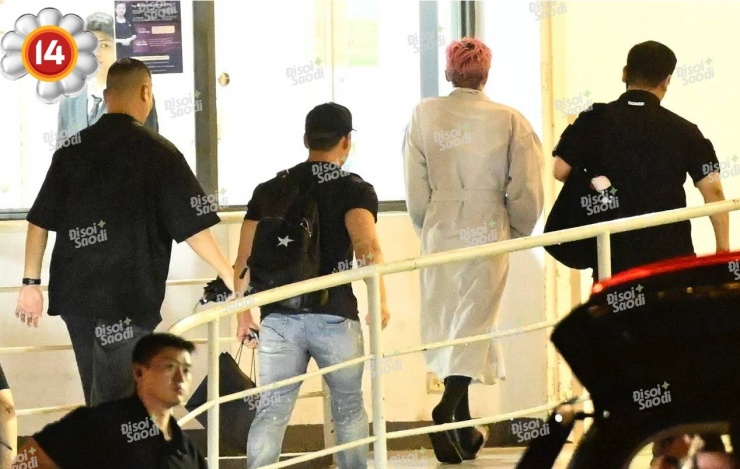 G-Dragon co ro trở về khách sạn sau màn tắm mưa lịch sử cùng fan Việt lúc nửa đêm! - 3