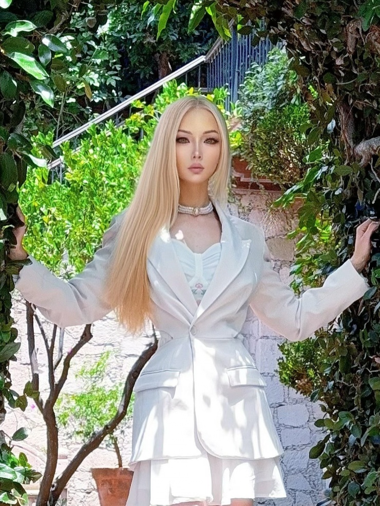 Năm 2015, Valeria Lukyanova (sinh năm 1984), người mẫu đến từ Ukraine khiến thế giới chú ý nhờ ngoại hình giống hệt búp bê Barbie: mái tóc vàng bạch kim, làn da trắng, vòng eo 47 cm cùng đôi mắt to xanh thẳm.