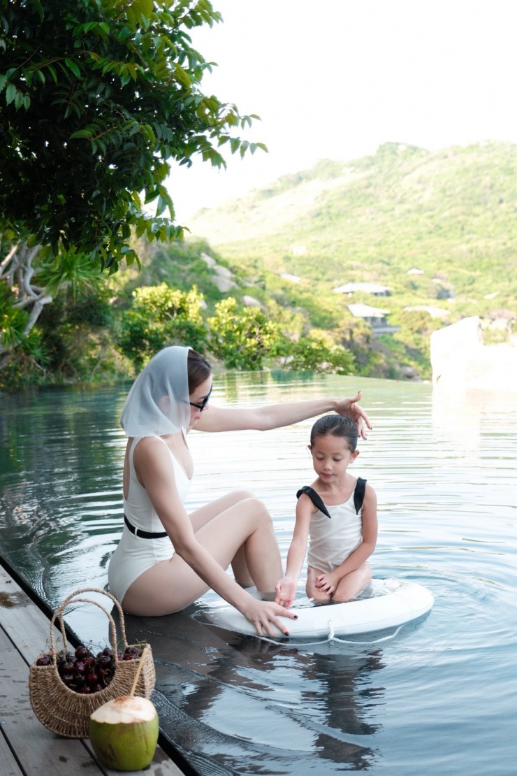 Nhân dịp kỷ niệm 8 năm nên duyên cùng Kim Lý, hai vợ chồng Hồ Ngọc Hà đưa các con đi nghỉ dưỡng tại một resort đắt đỏ. Nữ ca sĩ cho biết cô được nhà thiết kế 'ruột' sáng tạo hai mẫu áo tắm đồng điệu cho cô và con gái Lisa để chụp hình, bơi lội.