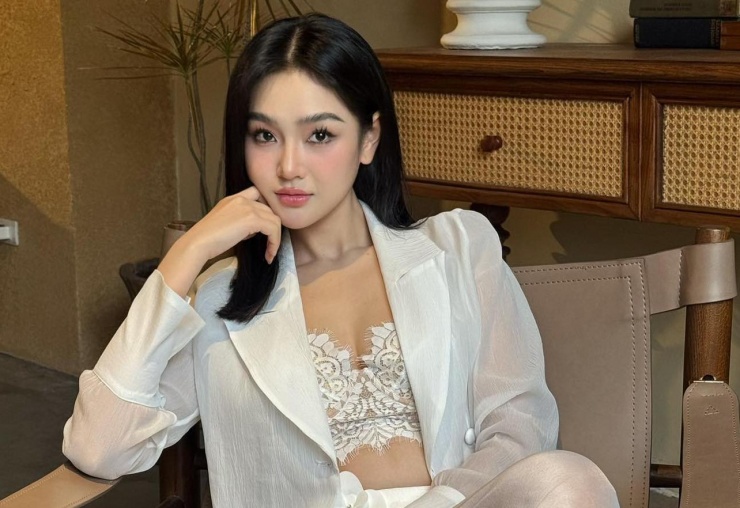 Trên trang cá nhân, nữ diễn viên thường xuyên chia sẻ những bức hình trong trang phục sexy.&nbsp;