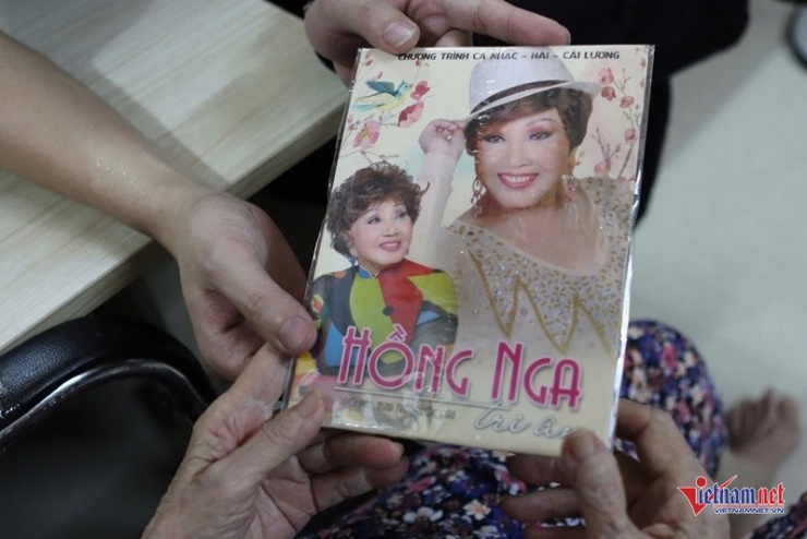 Trên kệ tủ, những đĩa CD, băng cassette cũ được xếp ngay ngắn. Đó là những tác phẩm bà từng thể hiện, những kỷ vật của một thời hoàng kim.&nbsp;
