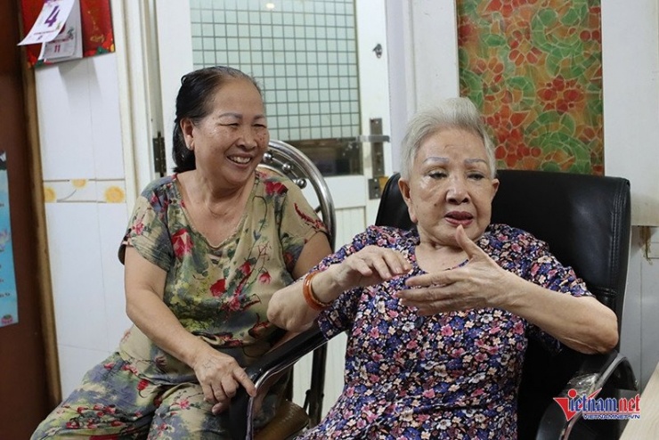 Dù trí nhớ giảm sút nhưng khi nghe tiếng nhạc cải lương, nghệ sĩ Hồng Nga như được "đánh thức". Giọng hát của bà vẫn giữ được sự nội lực và kỹ thuật luyến láy đặc trưng. Những câu hát vọng cổ, những giai điệu 3 Nam 6 Bắc vẫn chảy ra một cách tự nhiên như thể thời gian chưa bao giờ trôi qua.