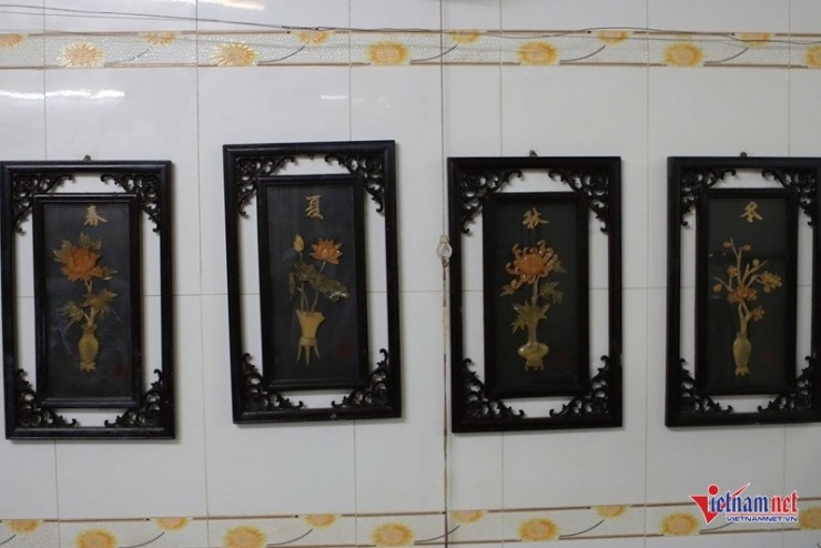 Trên tường treo 4 bức tranh tứ quý khảm trai với hình ảnh các loài hoa tượng trưng cho "Xuân", "Hạ", "Thu", "Đông".