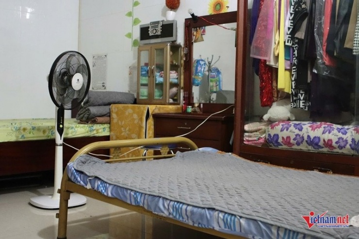 Phòng ngủ của bà Hồng Nga đơn giản với chiếc giường sắt, quạt đứng và tủ quần áo.