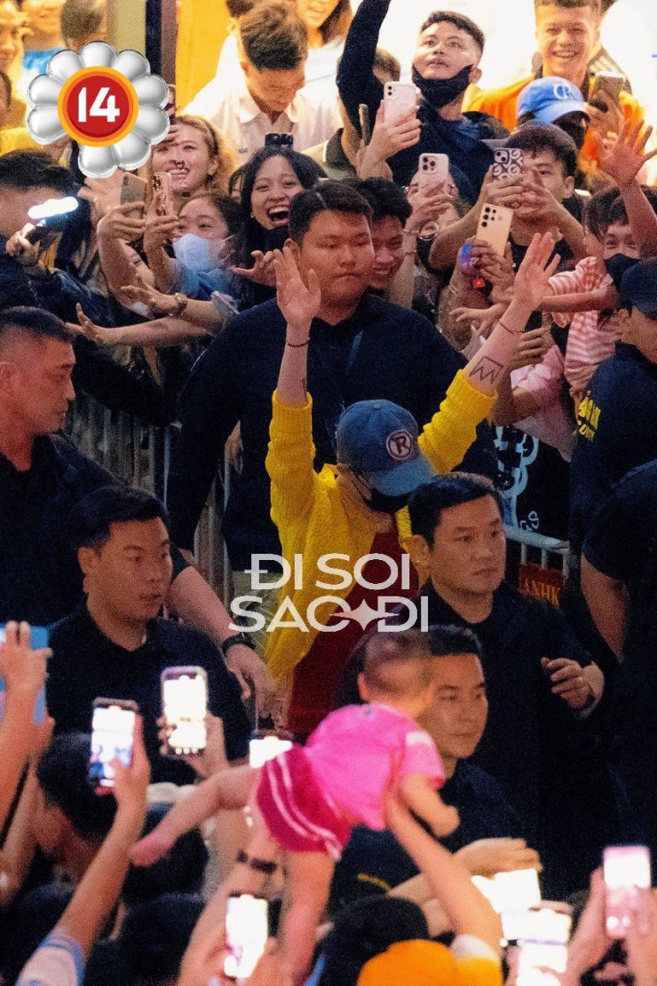 Chuyện khó tin về em 1 tuổi có kinh nghiệm đu idol 2 năm, nổi tiếng vì bức ảnh đón G-Dragon - 1
