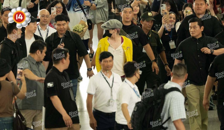 Cái ngoái đầu của G-Dragon khiến fan Việt xốn xang, tiếc nuối vì thời gian được "thở chung bầu không khí" với thần tượng quá ngắn ngủi. Fan Việt chờ đợi ngày anh sẽ sớm quay trở lại Việt Nam