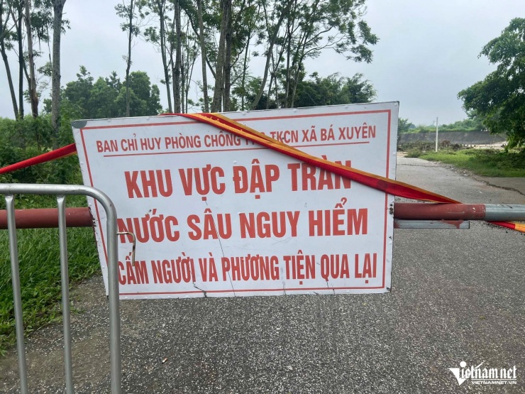 Tại hiện trường, một phần cầu ngầm tràn Trại Ngựa dài gần 30m đã bị cuốn trôi hoàn toàn. Nước lũ trên sông Công chảy xiết và tràn qua bề mặt cầu.