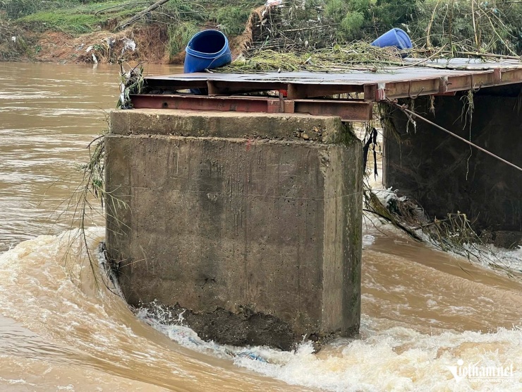 "Vị trí cầu ngầm tràn bị cuốn trôi nằm bên địa phận xã Bá Xuyên. Vụ việc không có thiệt hại về người tuy nhiên cũng gây chia cắt về giao thông cục bộ giữa 2 xã", bà Mận cho hay.