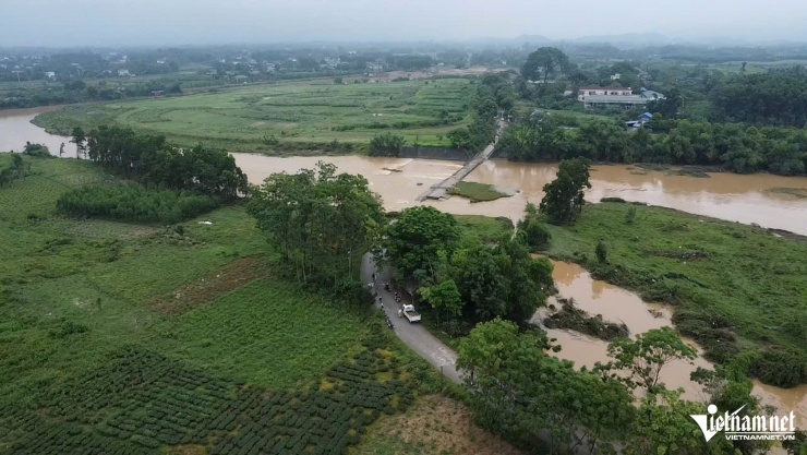 Hiện tại, chính quyền 2 xã Bình Sơn và Bá Xuyên đã tổ chức lực lượng, chốt chặn tại 2 đầu cầu ngầm tràn Trại Ngựa, cắm biển cảnh báo, đảm bảo an toàn cho người dân.
