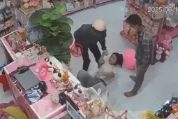 [CLIP] Hai đối tượng dùng dao khống chế nữ nhân viên cửa hàng thời trang