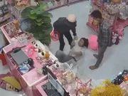 An ninh - Xã hội - [CLIP] Hai đối tượng dùng dao khống chế nữ nhân viên cửa hàng thời trang