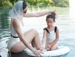 Hồ Ngọc Hà và 'phiên bản mini' diện áo tắm đôi khoe chân dài