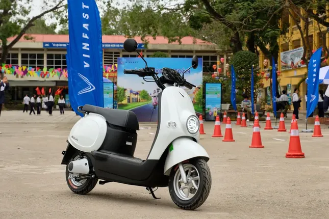 VinFast Motio là xe máy điện không cần bằng lái, hướng tới đối tượng khách hàng là học sinh, sinh viên.
