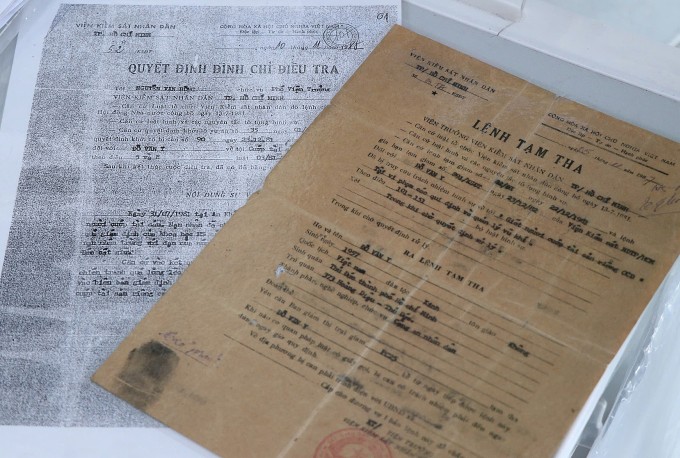 Quyết định đình chỉ điều tra ban hành tháng 11/1988. Ảnh: Chụp tư liệu