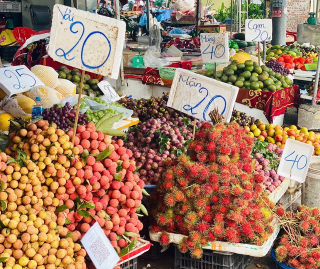 Vào mùa hè, la liệt các loại quả vào mùa được bày bán tràn ngập trên thị trường.