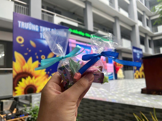 Giấu thầy hiệu trưởng, học sinh tạo bất ngờ cho cả trường - 4