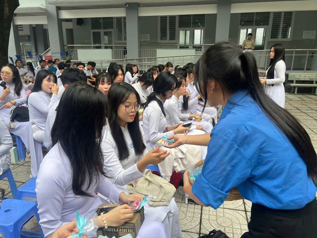 Những món quà nhỏ, tự tay học sinh lớp 10, 11 dành tặng cho học sinh lớp 12