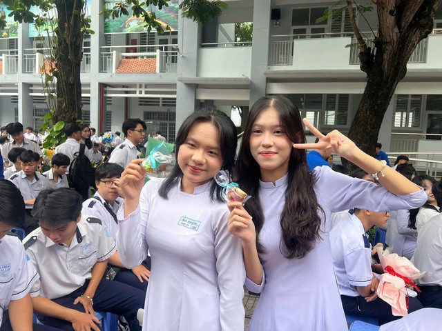 Nữ sinh chụp ảnh kỷ niệm với món quà dễ thương