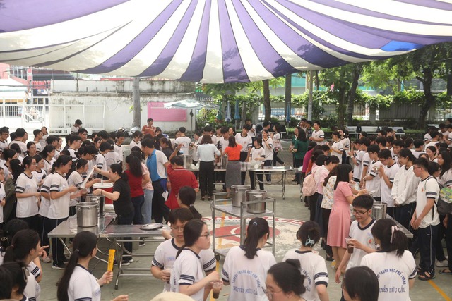 Không khí rộn ràng tại ngày hội Chè đậu đỏ của Trường Nguyễn Hữu Cầu tổ chức ngày 17-6