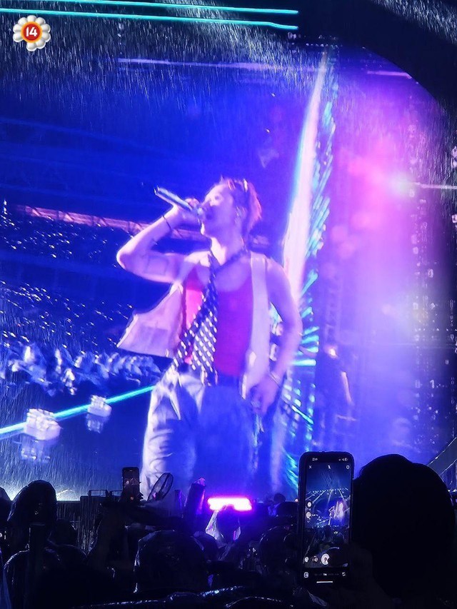 Visual của G-Dragon qua màn hình LED vẫn trẻ trung, đầy năng lượng