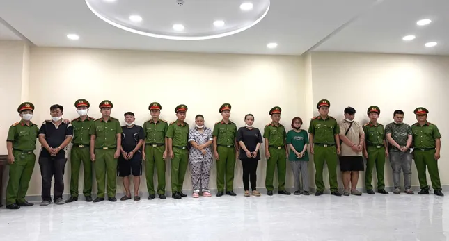 Các đối tượng trong đường dây sản xuất, mua bán nước hoa giả. Ảnh: Công an cung cấp.