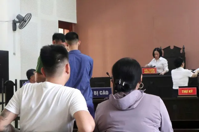 Mẹ của bị cáo Du ngồi lặng lẽ tham dự phiên xét xử con trai.