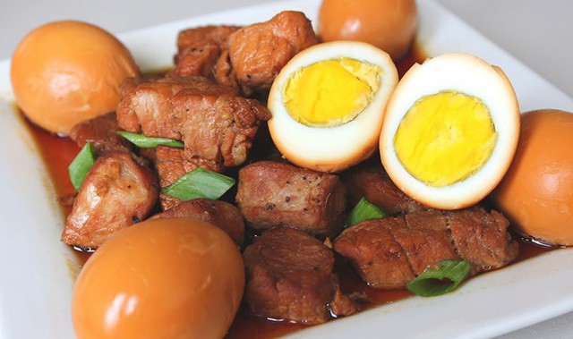 Thành quả trứng kho thịt.