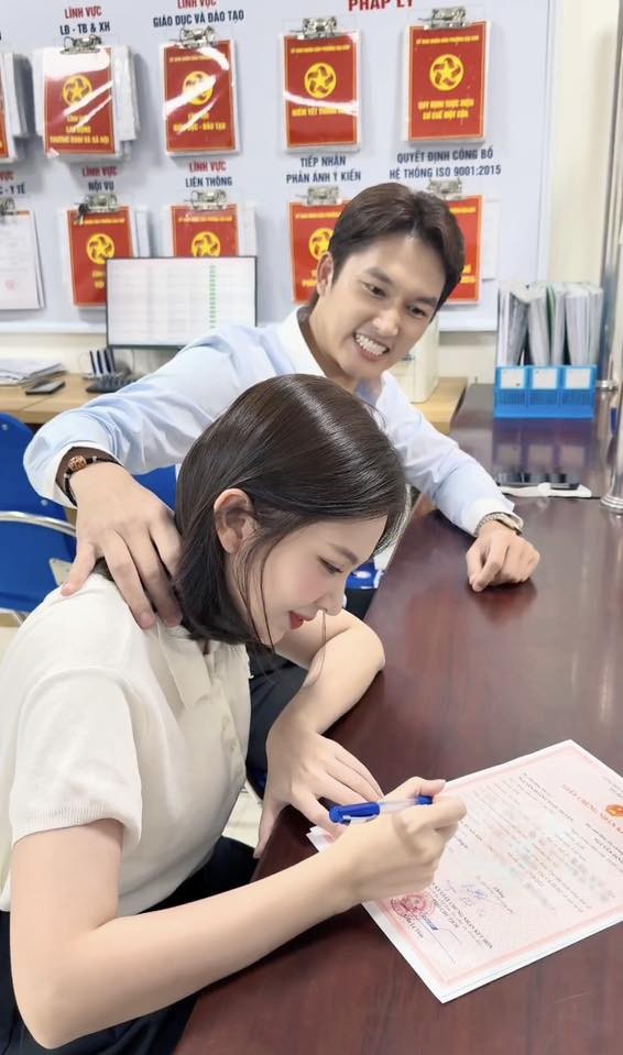 Đình Tú - Ngọc Huyền khi làm thủ tục đăng ký kết hôn.