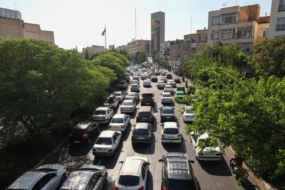 Đoàn xe rời thủ đô Tehran (Iran) sau khi xung đột Israel-Iran nổ ra. Ảnh: ATTA KENARE/AFP