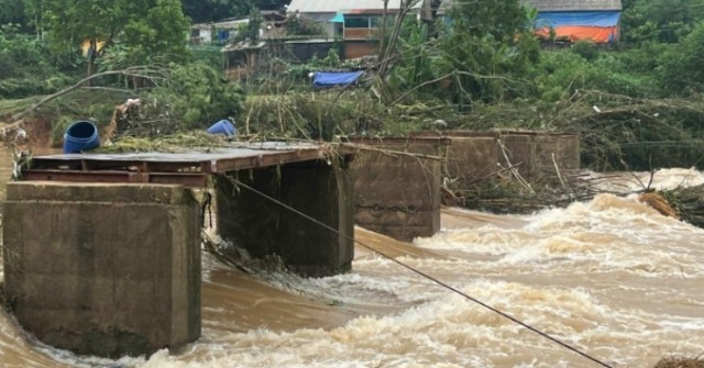 Cầu ngầm tràn 30m bị lũ cuốn phăng, nhiều xóm c...