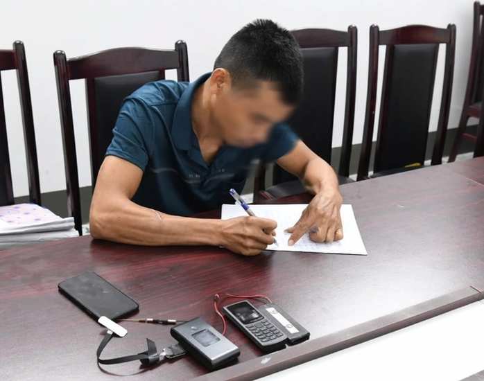 Người đàn ông cùng các thiết bị để sử dụng gian lận. Ảnh: Công an Phú Thọ