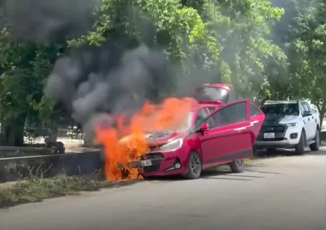 Chiếc xe đang đậu bên đường thì bất ngờ bốc cháy dữ dội.