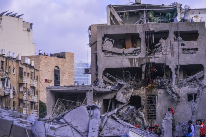 Hạ tầng ở thành phố Bnei Brak, Israel bị hư hại sau một đợt không kích của Iran ngày 16/6. Ảnh: AFP