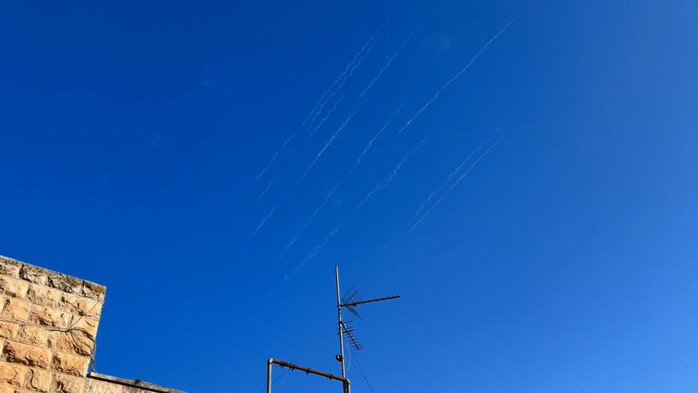 Những vệt tên lửa được nhìn thấy trên bầu trời Jerusalem vào ngày 22-6, khi Iran lần đầu tiên khai hỏa về phía Israel kể từ khi Mỹ tấn công cơ sở hạt nhân Iran. Ảnh: CNN