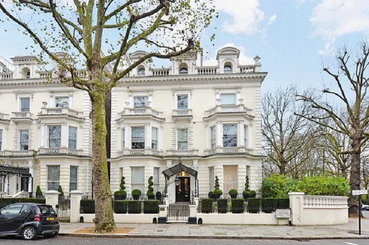 Đây là dinh thự nằm trong khu siêu giàu Holland Park tại London, là nơi ở chính của gia đình David Beckham trong nhiều năm. Căn hộ rộng 800m2 bao gồm 4 tầng, bao gồm một phòng gym, một bể bơi trong nhà, một hầm chứa rượu, một salon làm móng và đặc biệt có cả một phòng diễn thời trang trong nhà. Ước tính, dinh thự này có giá lên tới 40 triệu USD (gần 1000 tỷ đồng) với những tiện ích thuộc hàng đẳng cấp nhất thế giới.
