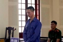 Nước mắt của người mẹ có đứa con trai trượt dài trên con đường ' cơm tù, áo số '