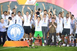 Nam Định rạng rỡ nâng cúp V-League, fan vây kín sân Thiên Trường chia vui