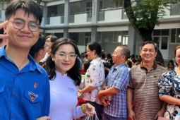 Giấu thầy hiệu trưởng, học sinh tạo bất ngờ cho cả trường