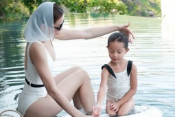 Hồ Ngọc Hà và  ' phiên bản mini '  diện áo tắm đôi khoe chân dài