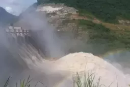 Mưa lớn kéo dài, 2 thủy điện ở Nghệ An xả lũ trong đêm