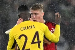 Chuyển nhượng MU sôi sục: Onana từ chối đến đội dự Cúp C1, Napoli nhắm Hojlund