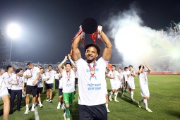 Xuân Son vỡ òa nâng cúp vô địch V-League, hạnh phúc trong vòng vây CĐV Nam Định