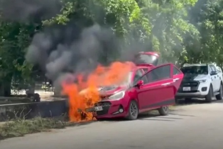 Ô tô 4 chỗ bốc cháy dữ dội
