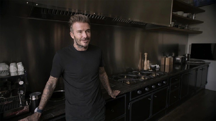 Beckham là người thường xuyên vào bếp nấu nướng cho gia đình. Căn bếp luôn được cựu danh thủ người Anh dọn dẹp sạch sẽ.
