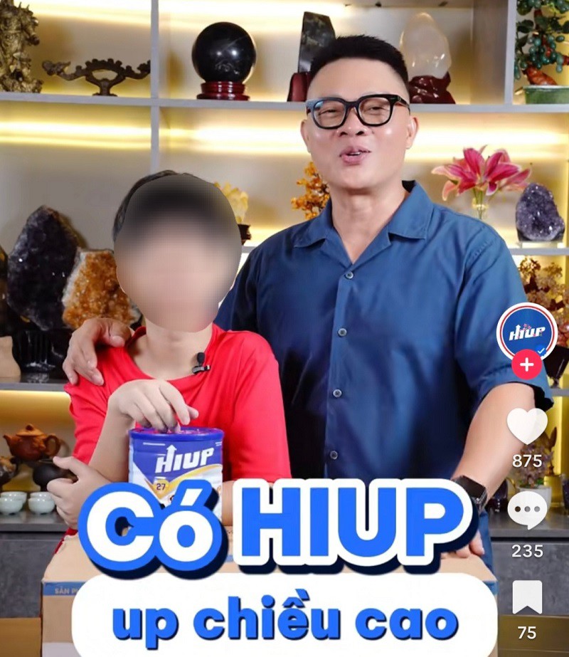 Chỉ vì tin vào những video quảng cáo đăng tải tràn lan của người nổi tiếng mà nhiều ông bố, bà mẹ đã mua sữa giả cho con uống. (Ảnh chụp màn hình).