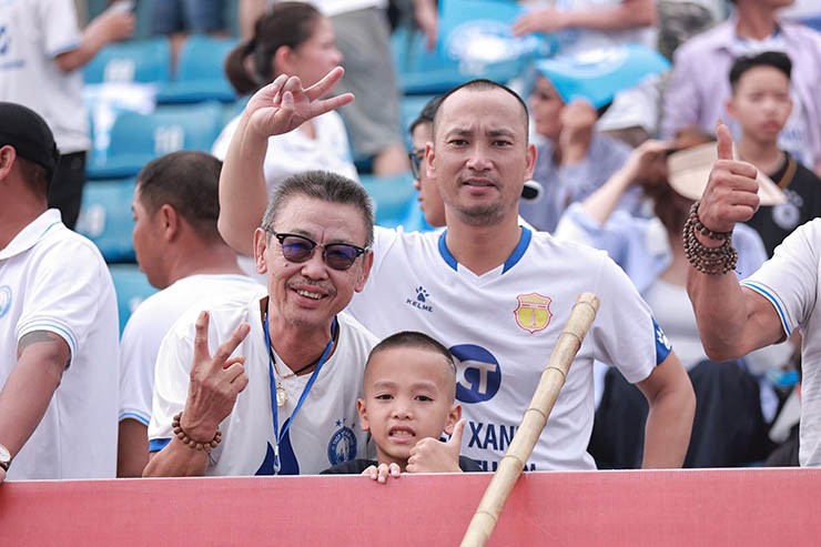 Nam Định rạng rỡ nâng cúp V-League, fan vây kín sân Thiên Trường chia vui - 14