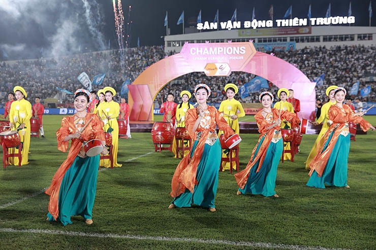 Nam Định rạng rỡ nâng cúp V-League, fan vây kín sân Thiên Trường chia vui - 5