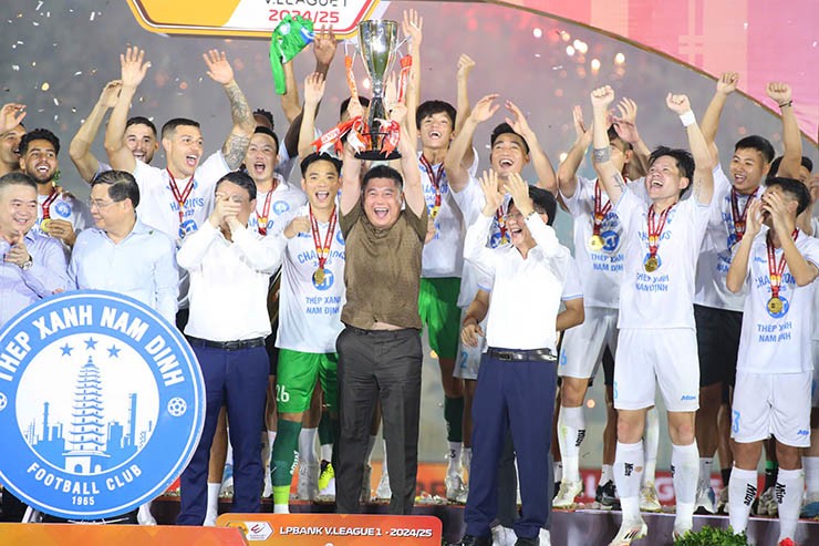 Nam Định rạng rỡ nâng cúp V-League, fan vây kín sân Thiên Trường chia vui - 4