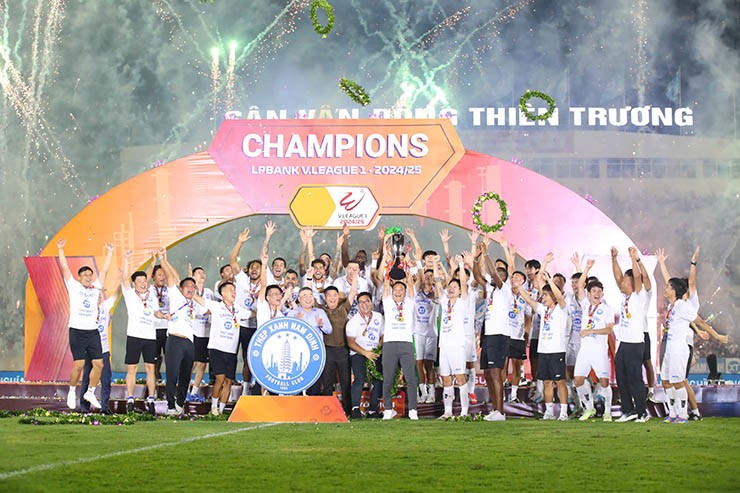 Nam Định rạng rỡ nâng cúp V-League, fan vây kín sân Thiên Trường chia vui - 3